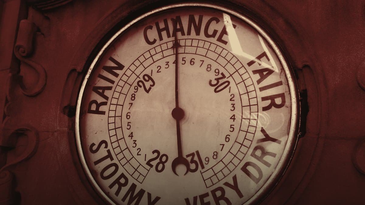 Quadrante di un barometro d'epoca con la lancetta tra Change e Fair