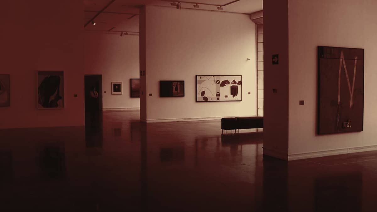 Sala espositiva di un museo con quadri alle pareti