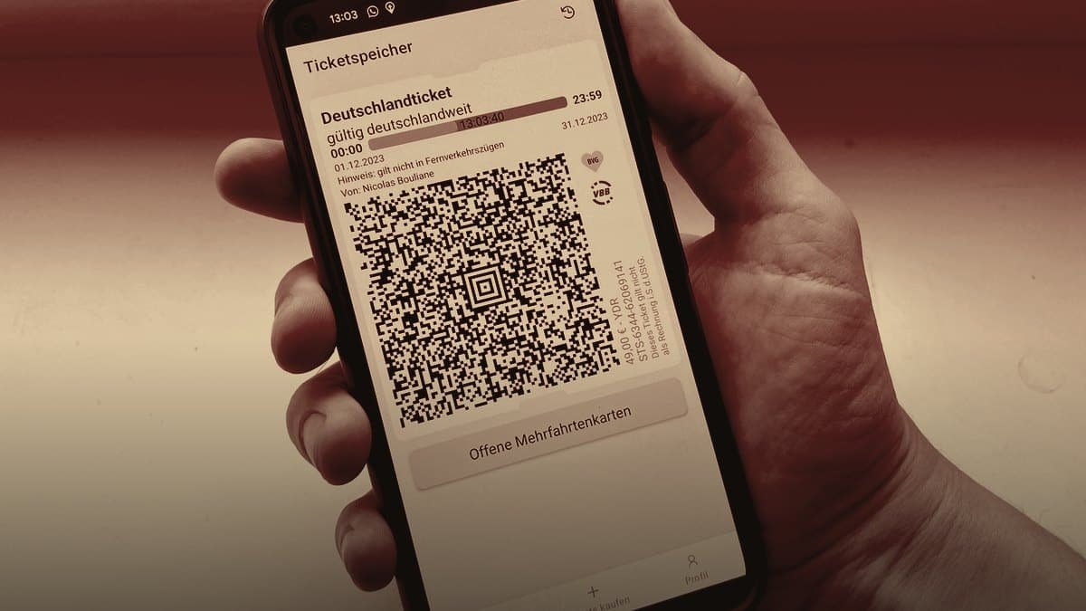 Mano che tiene uno smartphone con un biglietto digitale