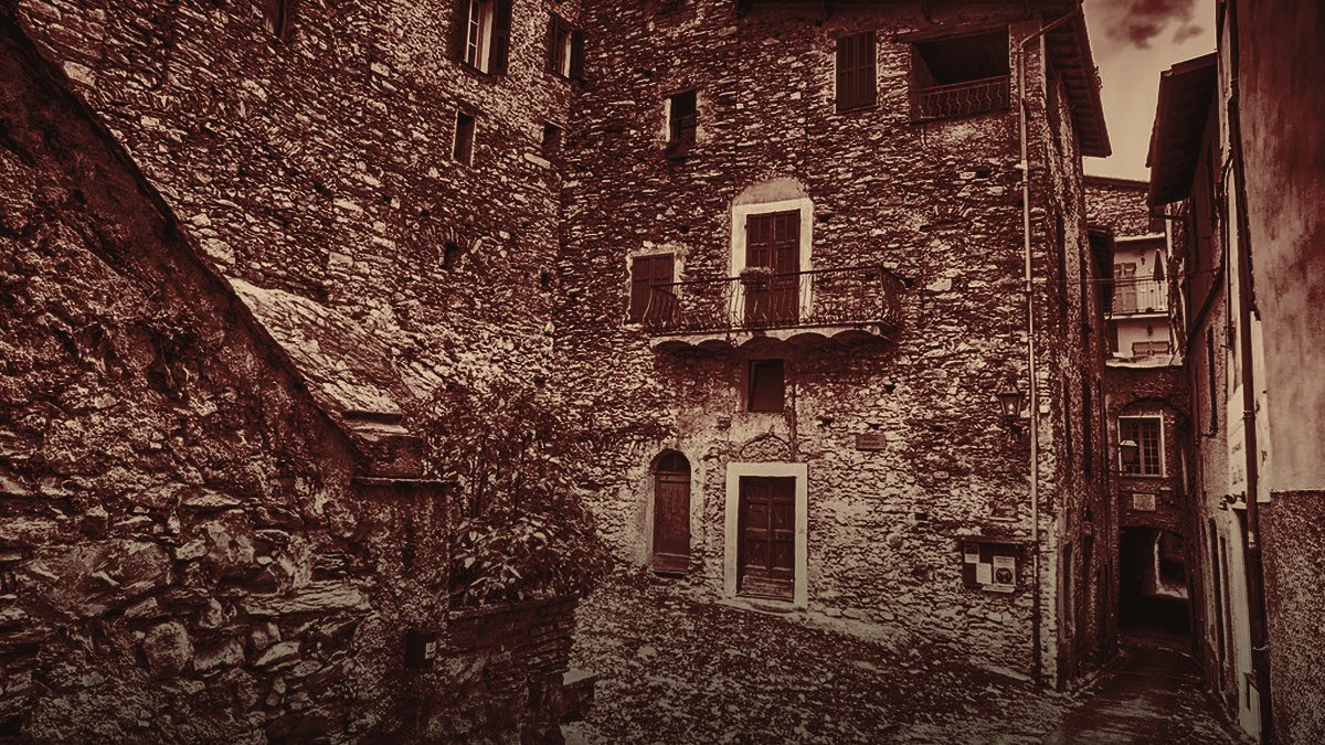 Vicolo in pietra del borgo di Triora, in provincia di Imperia