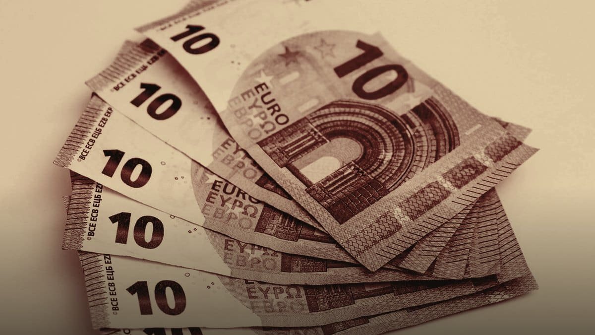 Banconote da dieci euro disposte a ventaglio, con il motivo architettonico della serie in circolazione