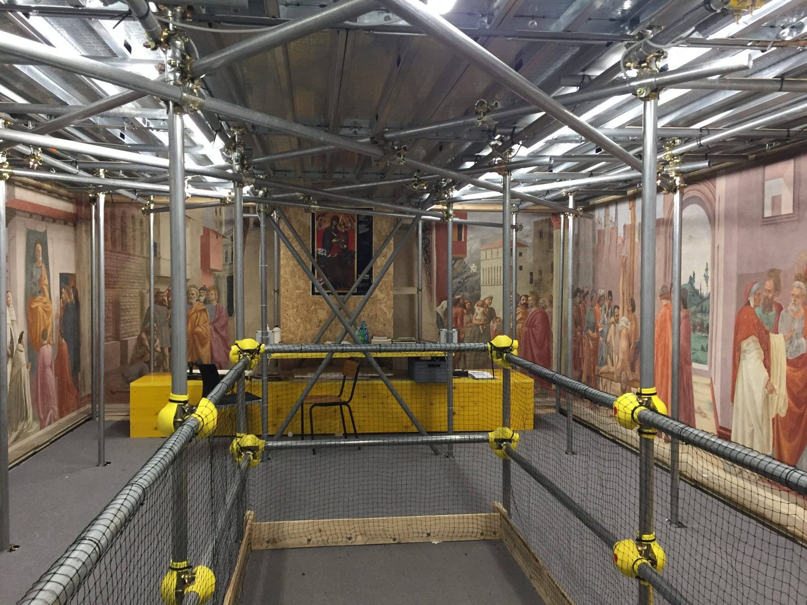 Ponteggi di un cantiere di restauro montati davanti agli affreschi della Cappella Brancacci