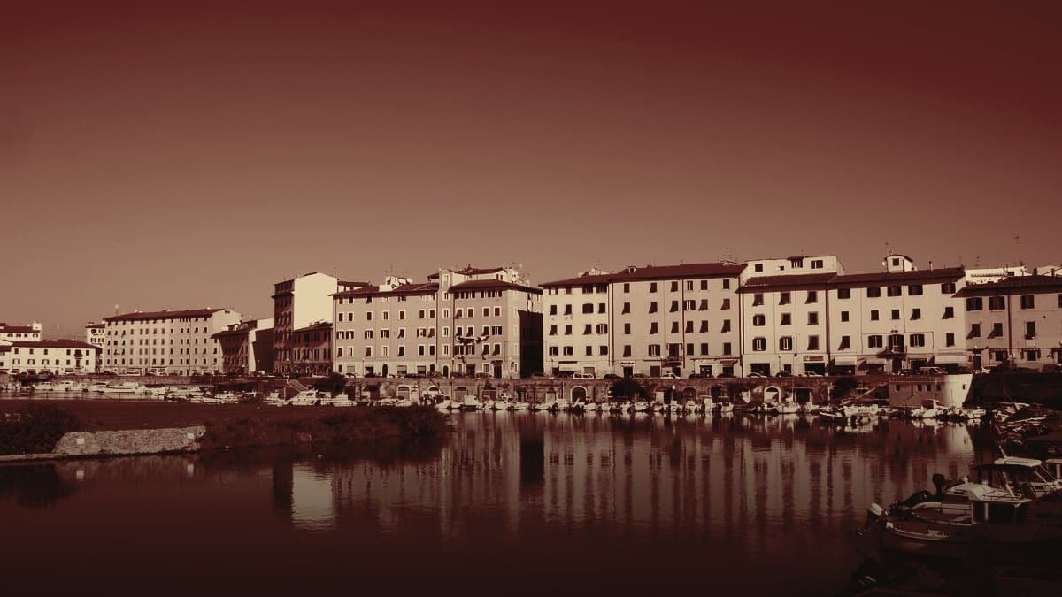 Il canale del Fosso Reale a Livorno con le case affacciate sulla riva e le barche ormeggiate
