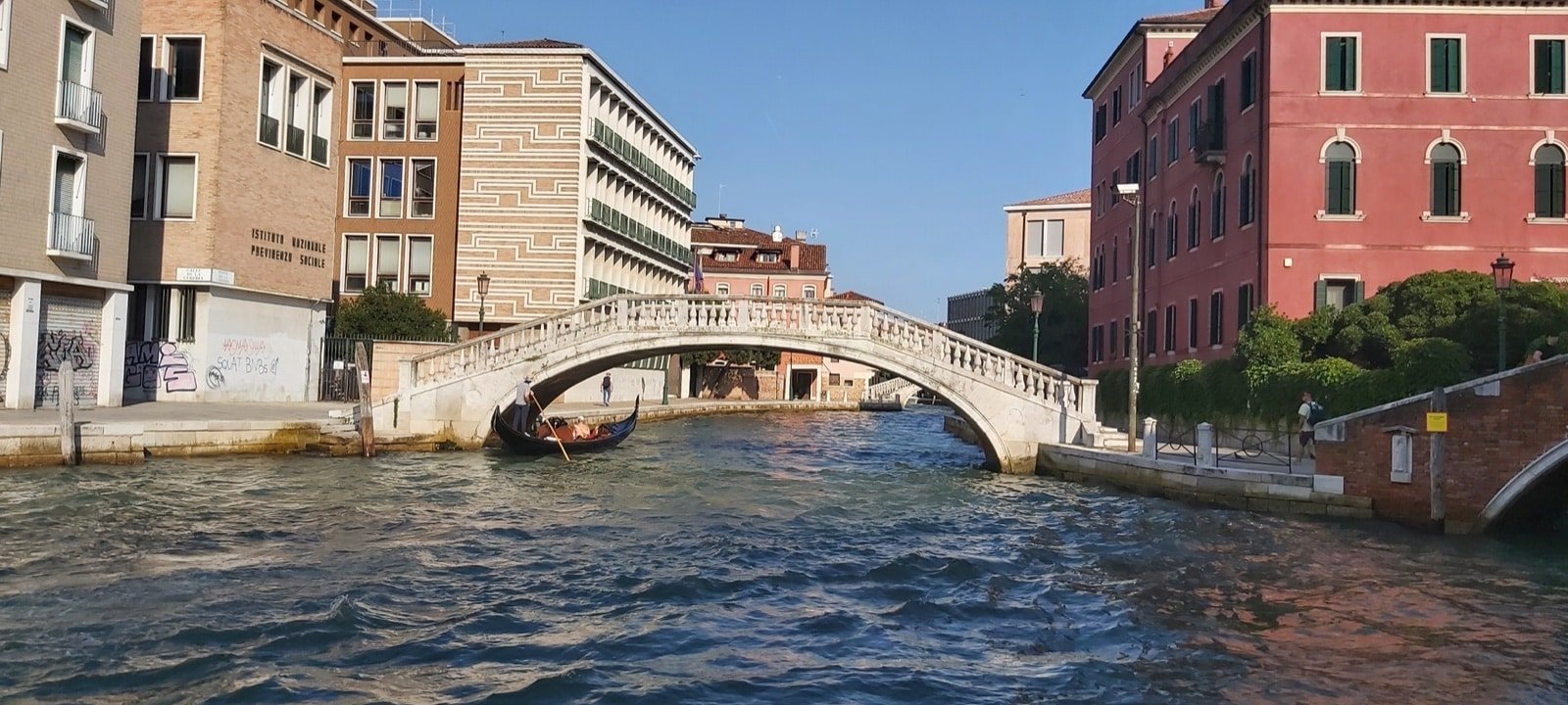 Il Ponte de la Cereria sul Rio Novo a Venezia, con una gondola in transito